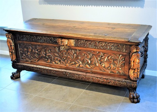 Late Renaissance chest in walnut from Lombardy. - Furniture Style Louis XIII